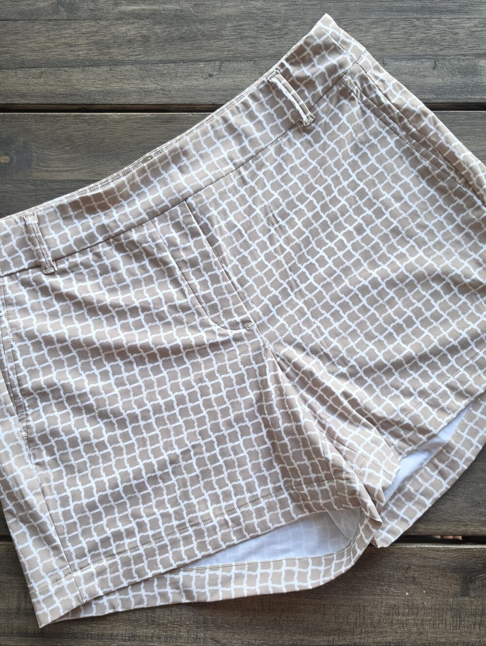 NWOT SPANX Beige & White Grid-Print Sunshine Solutions Shorts, Medium
